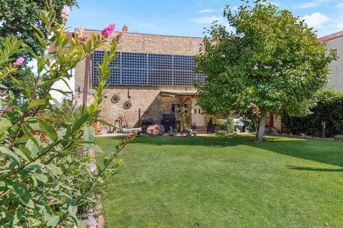 Großzügiger Garten mit Blick auf die Remise - 