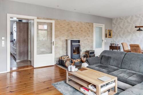 großzügiges Wohn-Ess-Zimmer im Obergeschoß mit Kamin - Großzügiges Stadthaus mit Gartenidylle & Pool - Raum für Familie und Generationen