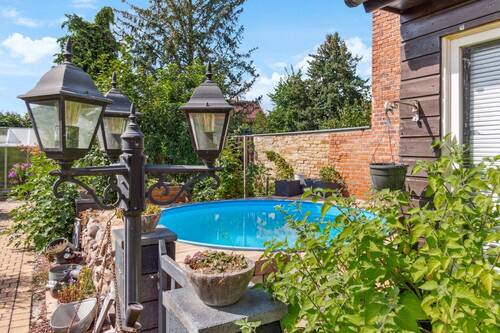 Ansicht vom Pool - Einfamilienhaus mit 293,00 m&sup2; in Velten zum Kaufen