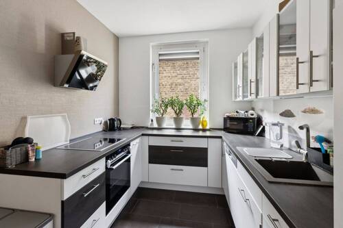 Moderne Einbauküche im Hochparterre - 