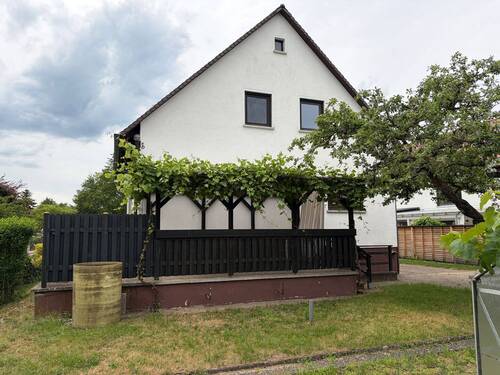 Außenansicht - Gepflegtes Wohnhaus mit schönem Garten, Doppelgarage und vielseitigen Nutzungsmöglichkeiten in Moosbach