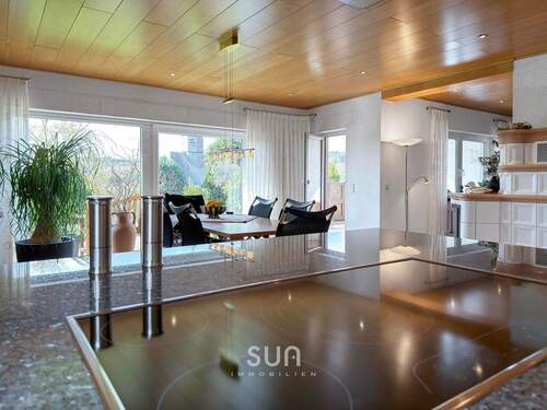 WOHNBEREICH MIT BLICK IN DIE NATUR - 