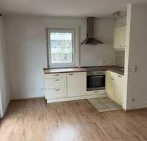 Sehr hübsche 1 12 Zimmer-Wohnung im 1. OG (Aufzug) mit Einbauküche, Balkon und Tiefgaragen-Stellplatz - Langenzenn