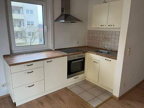 Küchenzeile (mit Spülmaschine, ohne Kühlschrank) - 1 Zimmer Etagenwohnung in Langenzenn