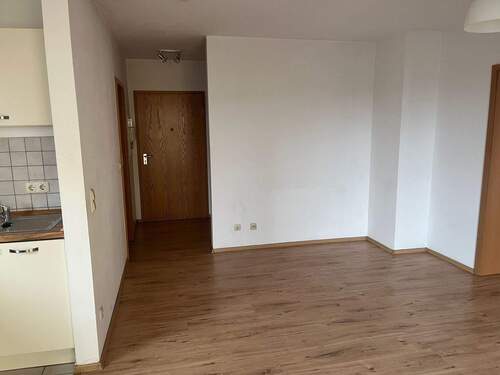 Wohn-/Essbereich mit Blick zum Eingangsflur - 