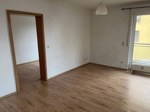 Wohn-/Essbereich mit Blick zum halben Zimmer - 