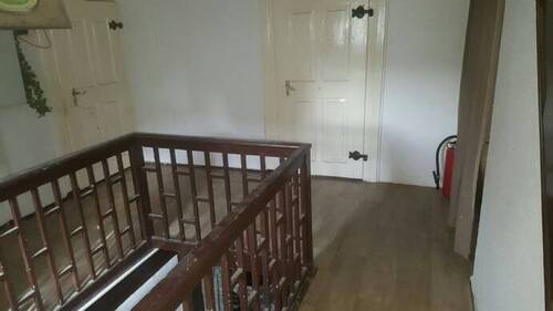 Flur-oben2 - 8 Zimmer Mehrfamilienhaus, Wohnhaus in Seifhennersdorf