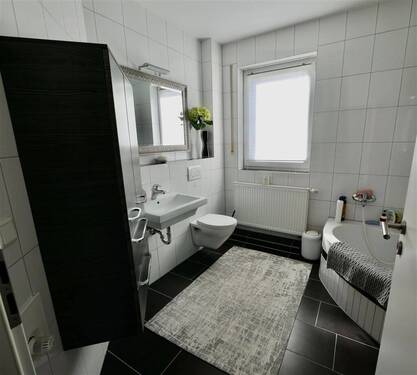 Bad mit Eckwanne und Dusche - 