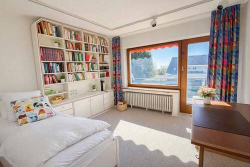 Helles Zimmer mit Zugang zum Balkon - 