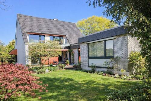 Sonniger Garten mit Blick auf das Wohnhaus - 1 Zimmer Einfamilienhaus zum Kaufen in Erkrath