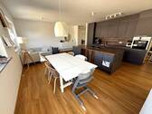 Bild 1 - Geschmackvolle, neuwertige 4,5-Raum-Wohnung mit geh. Innenausstattung mit Balkon und EBK