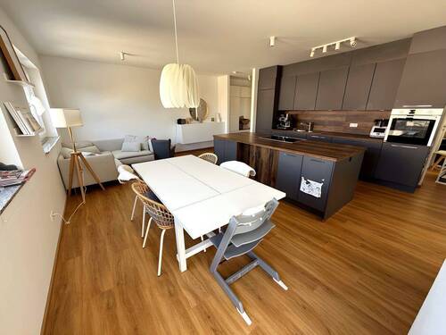 Bild 1 - Geschmackvolle, neuwertige 4,5-Raum-Wohnung mit geh. Innenausstattung mit Balkon und EBK