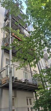 Außenansicht - gepflegte kleine Altbauwohnung mit großem Westbalkon