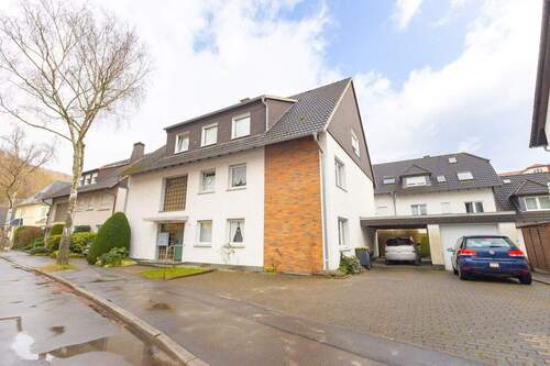 Vorderansicht Hauseingang - Menden Zentrum gepflegte Dachgeschoss Wohnung mit großem Balkon