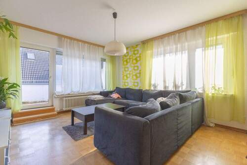 Wohnzimmer mit Zugang zum Balkon - 3 Zimmer Etagenwohnung zur Miete in Menden