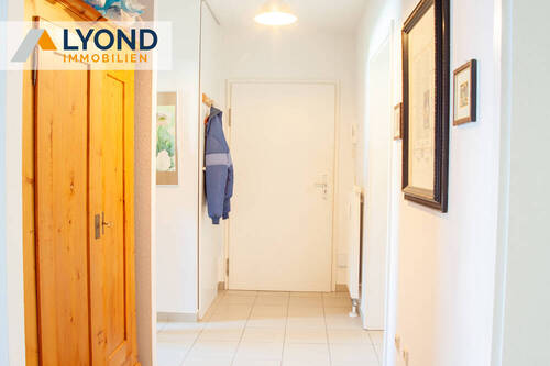 Flur mit Blick zur Wohnungstür - 