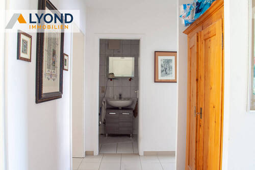 Flur mit Blick zum Bad - Etagenwohnung mit 74,00 m&sup2; in Chemnitz / Berbisdorf zum Kaufen