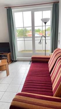 Wohnbereich mit Ausgang zum Balkon - 2 Zimmer Etagenwohnung in Insel Poel / Gollwitz