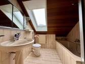 Badezimmer im Dachgeschoss - 