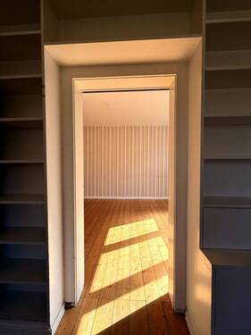 EG 1. Zimmer rechts - Durchgang - 