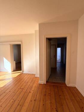 EG 2. Zimmer rechts - Sicht zum Flur - 