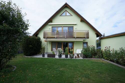 Haus Gartenansicht - Hauptstadtmakler-Attraktives Haus auf großem Sonnengrundstück