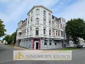 Eckansicht vorne - Knallerpreis 2 für 1 !!! 2 Zi.-Wohnung & große Gewerbefläche in zentraler Lage - jetzt zugreifen.