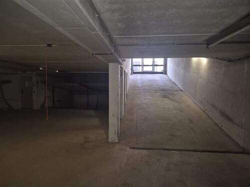 Parkhaus mit Rampe - Garage, Stellplatz in München