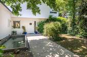 Vorgarten mit Teich - 6 Zimmer Einfamilienhaus in München