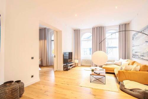 Wohnzimmer EG - 7 Zimmer Etagenwohnung zum Kaufen in Hannover