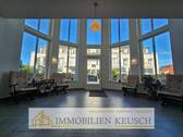 Eingangshalle mit viel Licht und Aufenthaltsmöglichkeiten - 