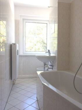 Bad mit Fenster - Beispiel - 3 Zimmer Etagenwohnung zur Miete in Görlitz