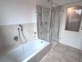Bad mit Wanne und Dusche - 