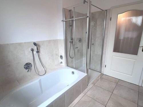 Bad mit Wanne und Dusche - 