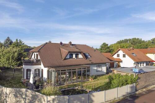 Hausansicht - Modernisiertes Familiendomizil mit Einliegerwohnung, Wintergarten und Pool