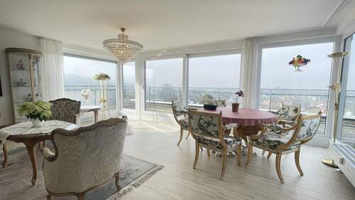 Wohnzimmer mit Panoramablick - Penthouse-Dachgeschoss mit sensationeller See- und Bergsicht