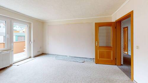 Wohnzimmer mit Balkonzugang - 