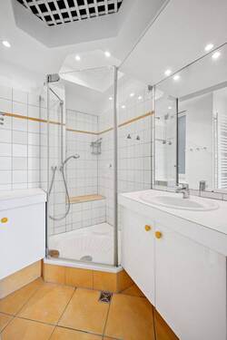 Badezimmer mit Tageslichtfenster - 