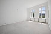 Schlafzimmer im aktuellen Zustand - Unter dem Teppichboden befindet sich ein noch aufzuarbeitender Dielenboden - 