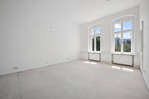 Schlafzimmer im aktuellen Zustand - Unter dem Teppichboden befindet sich ein noch aufzuarbeitender Dielenboden - 