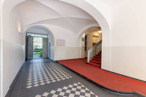 Top gepflegtes Treppenhaus in Richtung Aufzug und Innenhof - 2 Zimmer Etagenwohnung in Berlin
