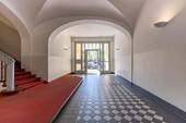 Großzügiges und sehr gepflegtes Treppenhaus mit barrierefreiem Zugang - Etagenwohnung mit 73,00 m² in Berlin zum Kaufen