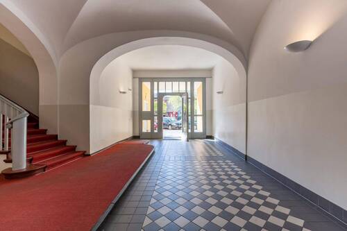 Großzügiges und sehr gepflegtes Treppenhaus mit barrierefreiem Zugang - Etagenwohnung mit 73,00 m² in Berlin zum Kaufen