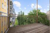 Geräumiger Balkon mit Platz für einen Esstisch - 