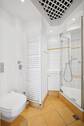 Gepflegtes Badezimmer mit Dusche - 