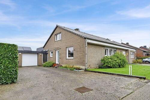 Außenansicht und Garage 1 - 8 Zimmer Einfamilienhaus zum Kaufen in Kaarst