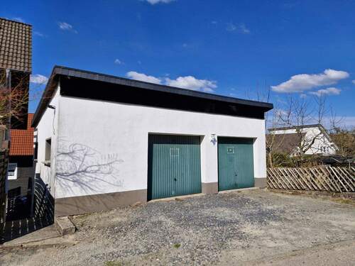 unterkellertes Garagengebäude - 