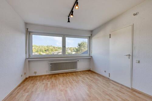 UG: Zimmer mit Garagenzugang - 