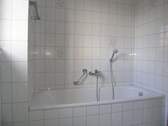 Bad mit Fenster, Wanne und Dusche - 