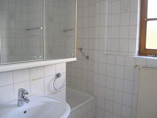 Bad mit Fenster, Dusche und Wanne - 